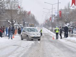 Kurtuluş coşkusuna kar engeli